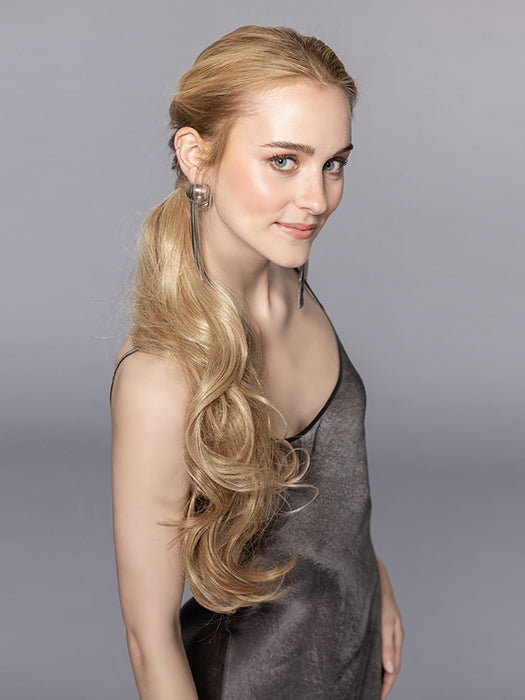 CHAMPAGNE in SAHARA BEIGE MIX 26.20.19 | Light Golden Blonde and Light Strawberry Blonde with Light Honey Blonde Blend